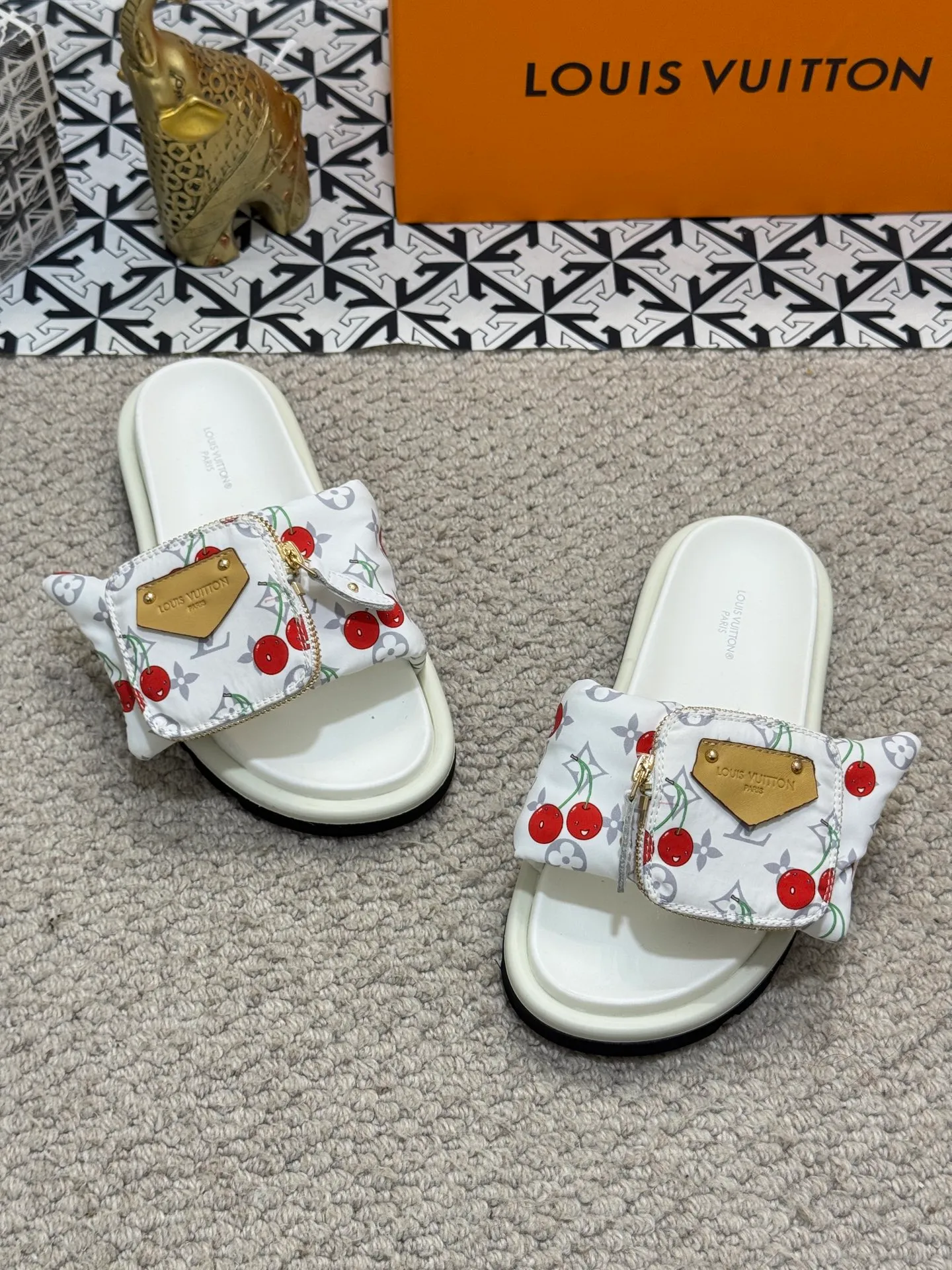 Men's shoes 💰400 [New style] 🦇🦇Top original order [Louis Vuitton] Couple style 👫Spring and summer style🎯🎯As an active family in the fashion industry ⭐ Lv is characterized by bold innovation ⚡Fabric down cloth🔥 Combined outsole, clean and tidy ⚡Fashionable and generous🌹Multiple colors available..Size: 36-44 (45 customized